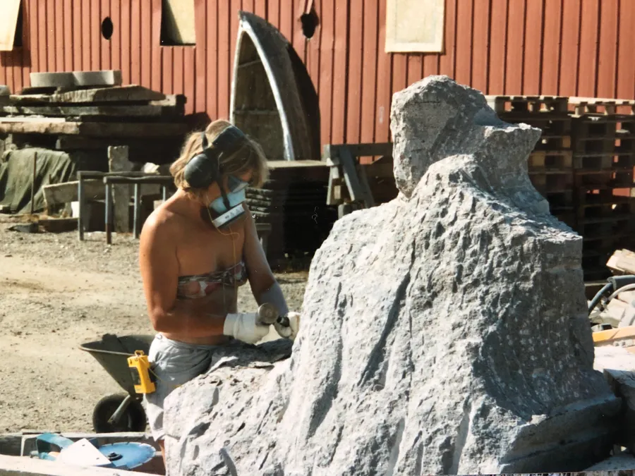 Liv Due hugger granitskulpturen Cellist